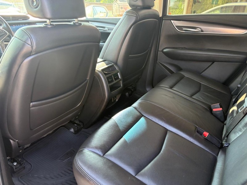 Cadillac XT5 Vehicle Full-screen Gallery Image 07
