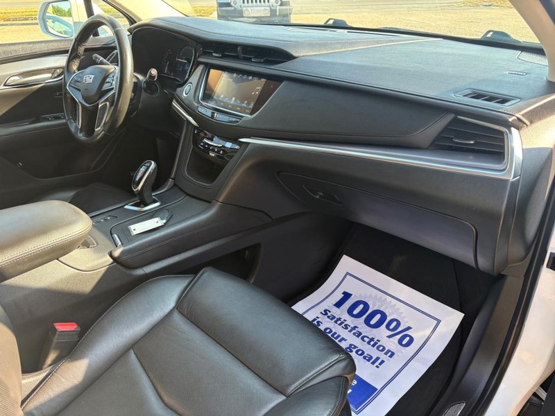 Cadillac XT5 Vehicle Full-screen Gallery Image 08