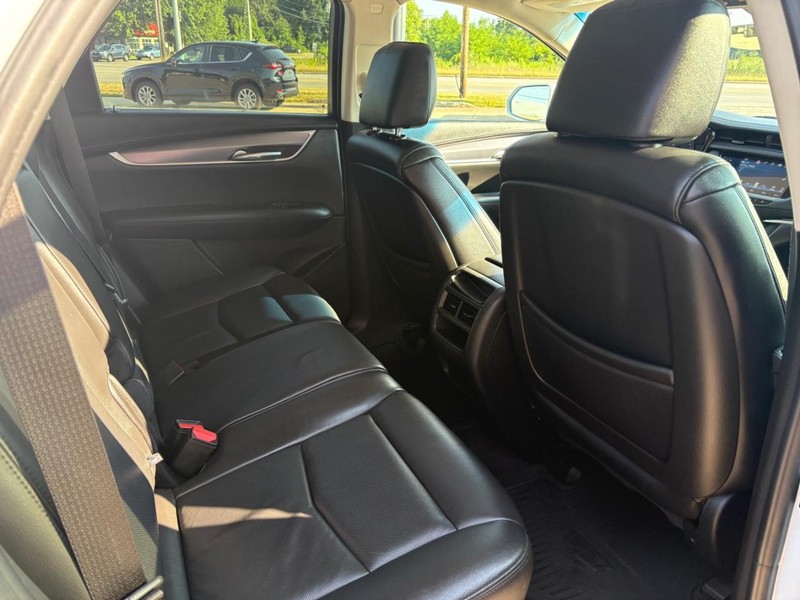 Cadillac XT5 Vehicle Full-screen Gallery Image 09