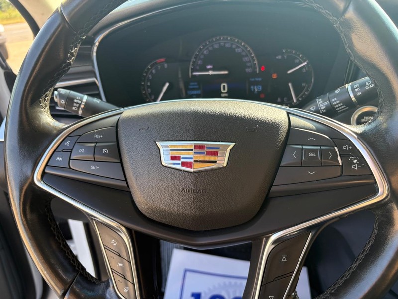 Cadillac XT5 Vehicle Full-screen Gallery Image 10