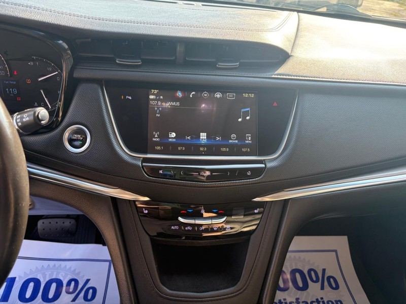 Cadillac XT5 Vehicle Full-screen Gallery Image 11