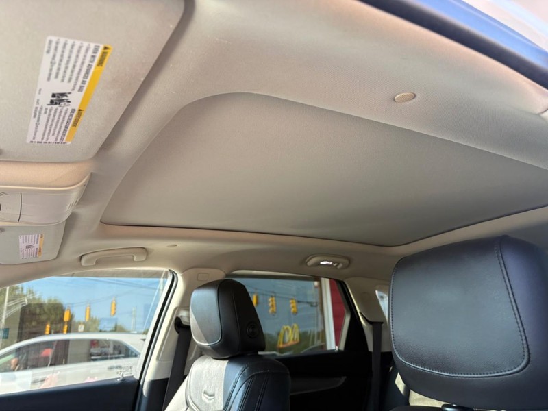 Cadillac XT5 Vehicle Full-screen Gallery Image 14