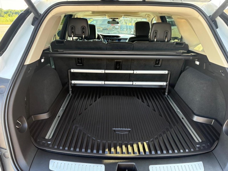 Cadillac XT5 Vehicle Full-screen Gallery Image 15