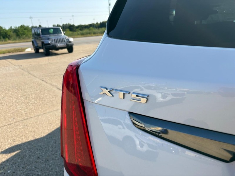 Cadillac XT5 Vehicle Full-screen Gallery Image 16
