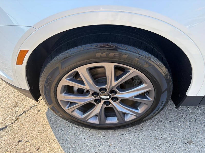 Cadillac XT5 Vehicle Full-screen Gallery Image 18