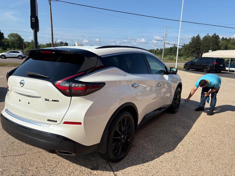 Nissan Murano Vehicle Full-screen Gallery Image 04