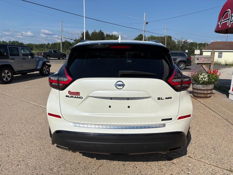 Nissan Murano Vehicle Full-screen Gallery Image 06