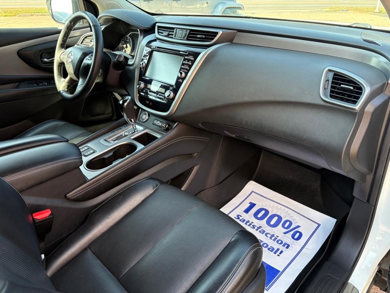 Nissan Murano Vehicle Full-screen Gallery Image 09