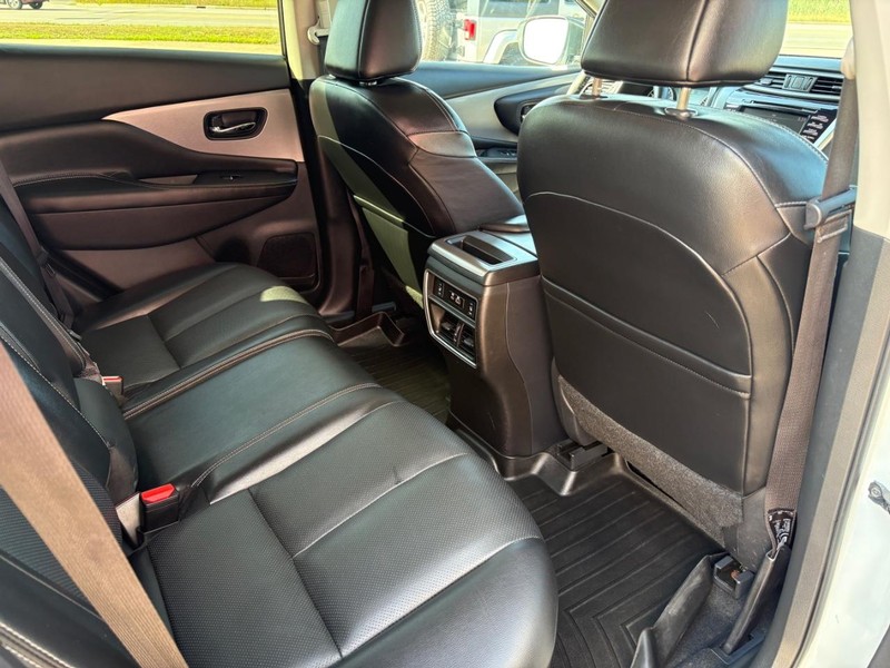 Nissan Murano Vehicle Full-screen Gallery Image 10