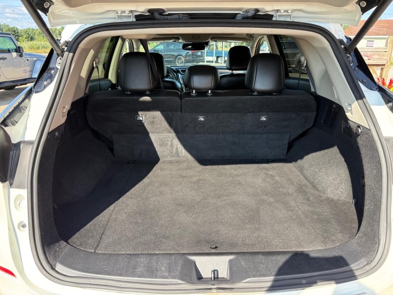 Nissan Murano Vehicle Full-screen Gallery Image 11