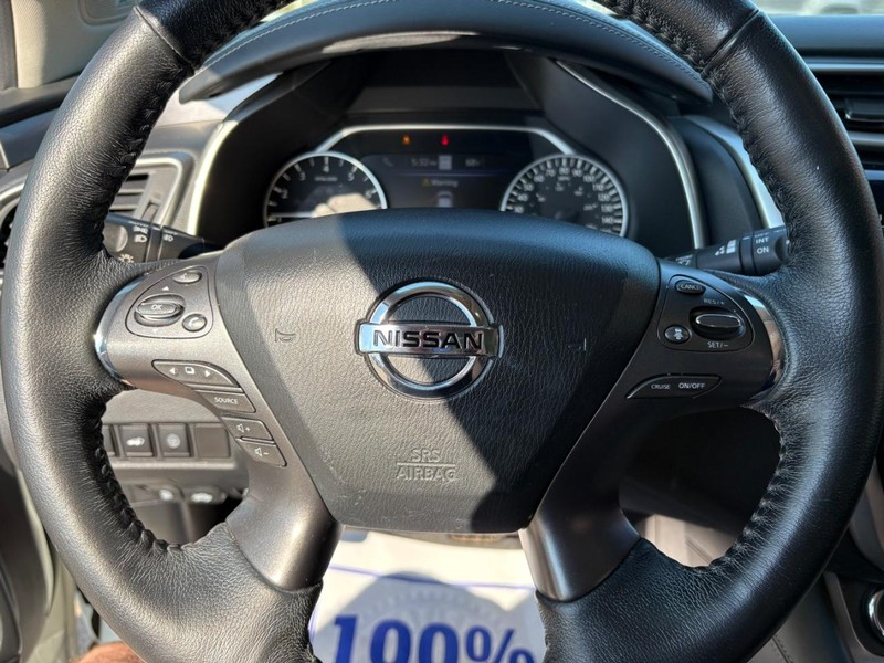 Nissan Murano Vehicle Full-screen Gallery Image 12