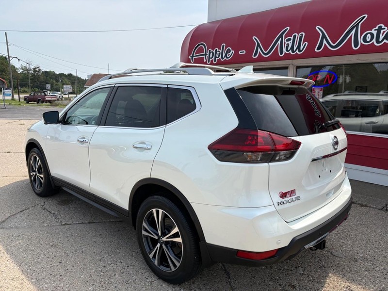 Nissan Rogue Vehicle Full-screen Gallery Image 02