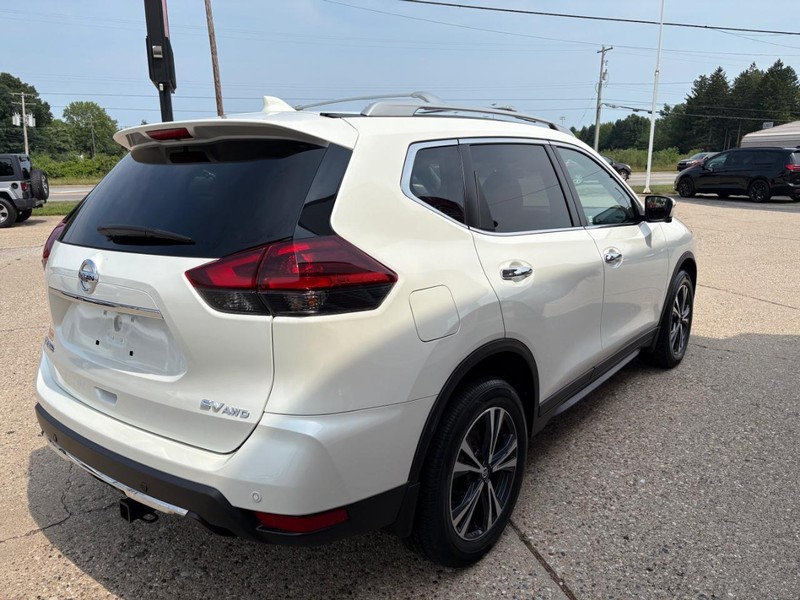 Nissan Rogue Vehicle Full-screen Gallery Image 04
