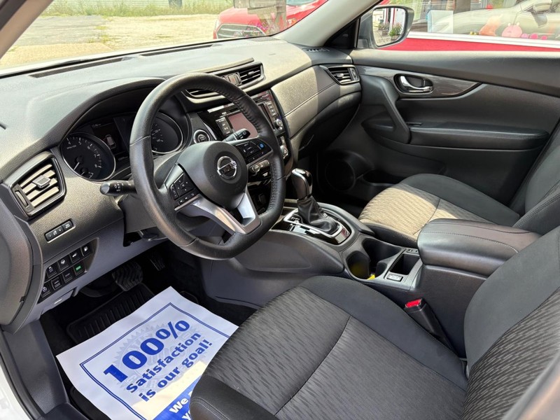 Nissan Rogue Vehicle Full-screen Gallery Image 07