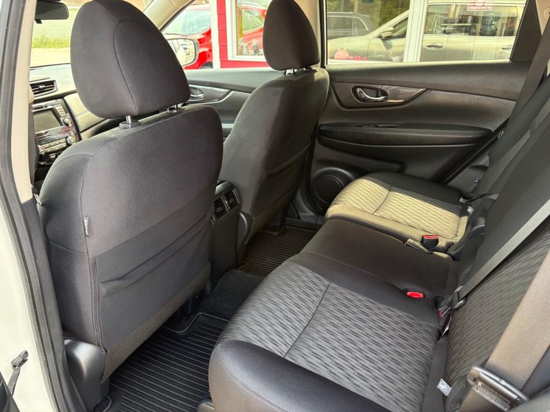 Nissan Rogue Vehicle Full-screen Gallery Image 08