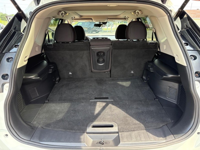 Nissan Rogue Vehicle Full-screen Gallery Image 09