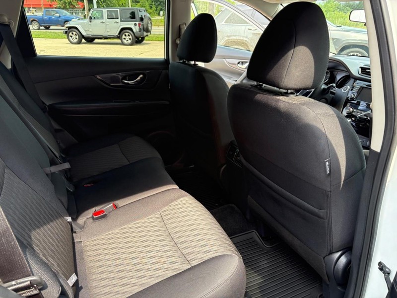Nissan Rogue Vehicle Full-screen Gallery Image 11
