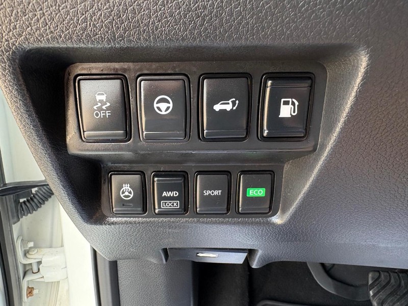 Nissan Rogue Vehicle Full-screen Gallery Image 17