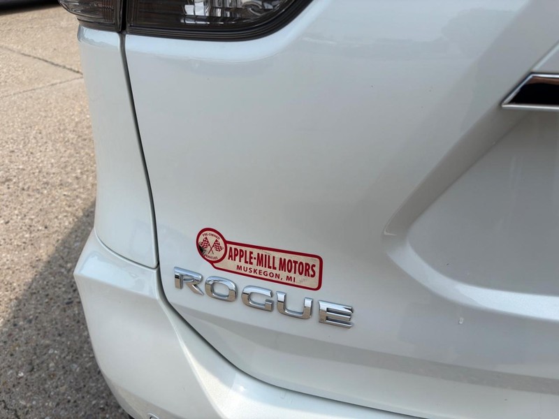 Nissan Rogue Vehicle Full-screen Gallery Image 20