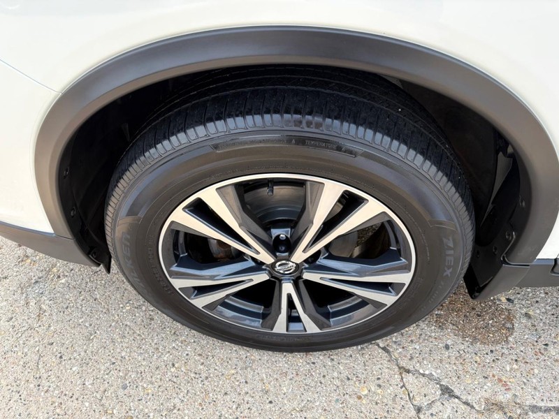 Nissan Rogue Vehicle Full-screen Gallery Image 22