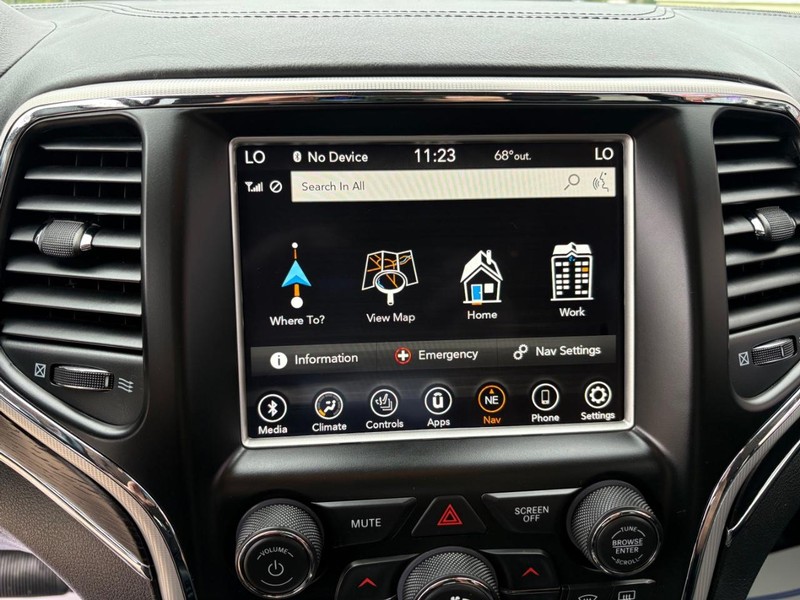 Jeep Grand Cherokee Vehicle Full-screen Gallery Image 13