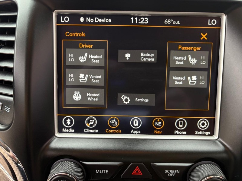 Jeep Grand Cherokee Vehicle Full-screen Gallery Image 15