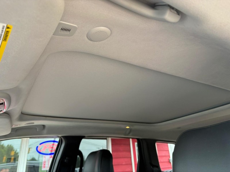 Jeep Grand Cherokee Vehicle Full-screen Gallery Image 17
