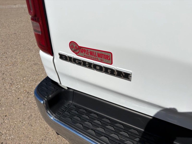 Ram 1500 Vehicle Full-screen Gallery Image 17