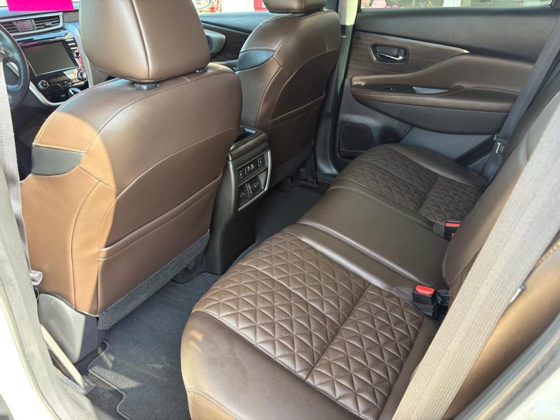 Nissan Murano Vehicle Full-screen Gallery Image 08