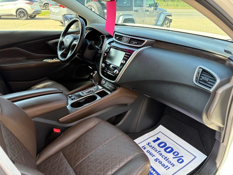 Nissan Murano Vehicle Full-screen Gallery Image 09