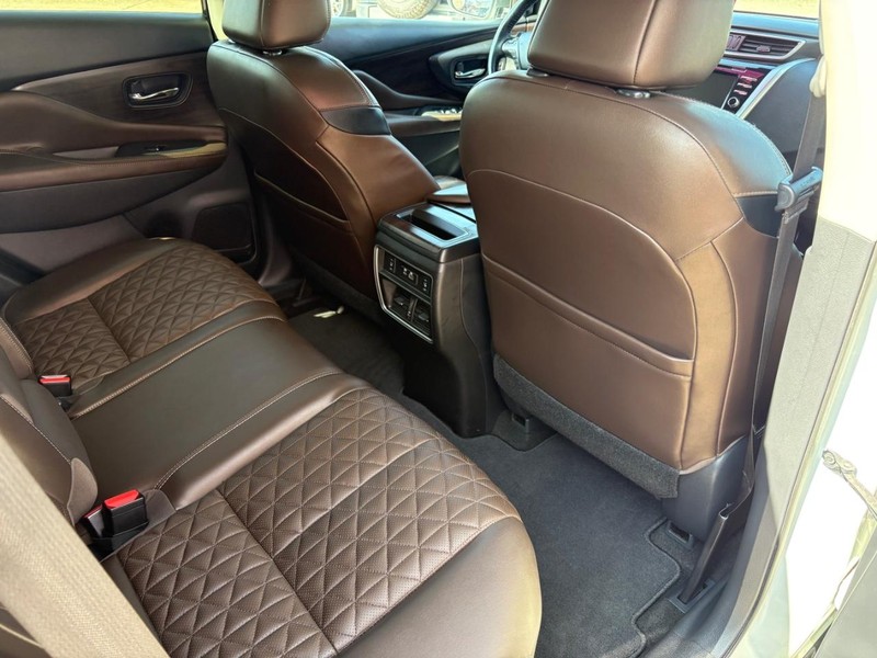 Nissan Murano Vehicle Full-screen Gallery Image 10