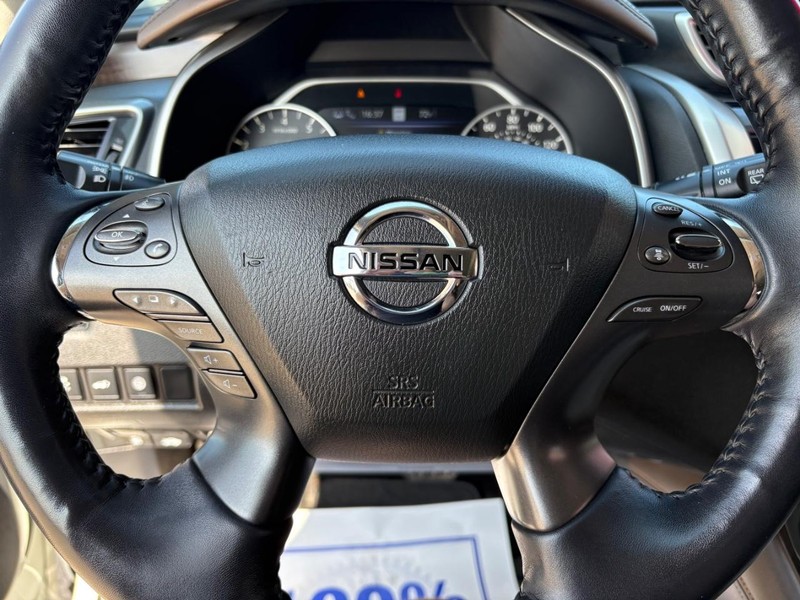 Nissan Murano Vehicle Full-screen Gallery Image 12