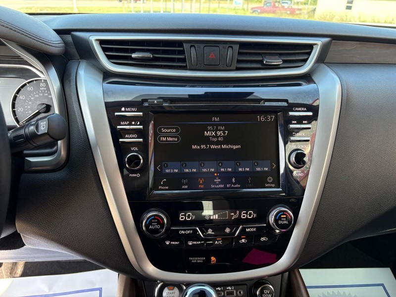 Nissan Murano Vehicle Full-screen Gallery Image 14
