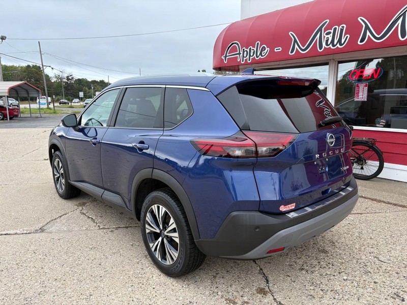 Nissan Rogue Vehicle Full-screen Gallery Image 02