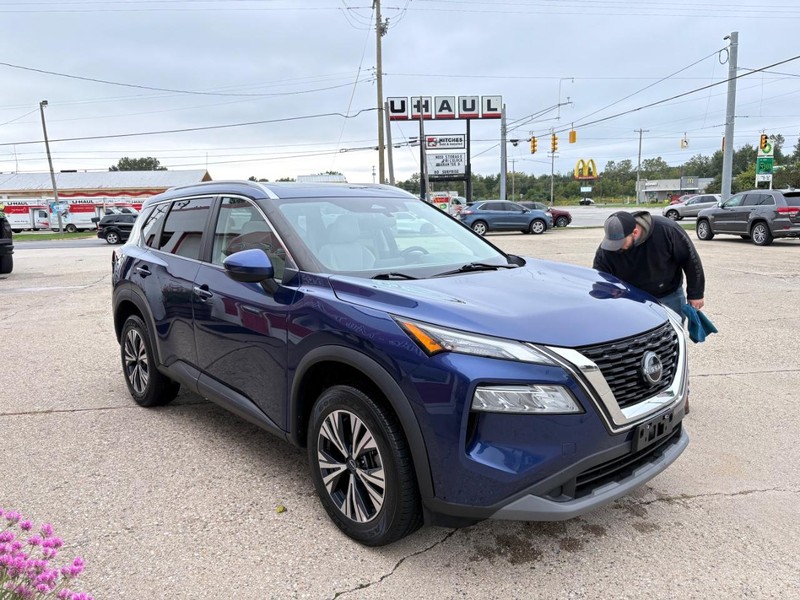 Nissan Rogue Vehicle Full-screen Gallery Image 03