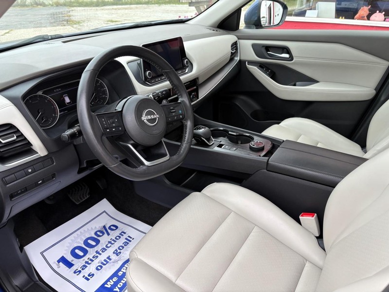 Nissan Rogue Vehicle Full-screen Gallery Image 07