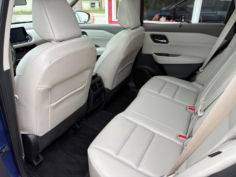 Nissan Rogue Vehicle Full-screen Gallery Image 08
