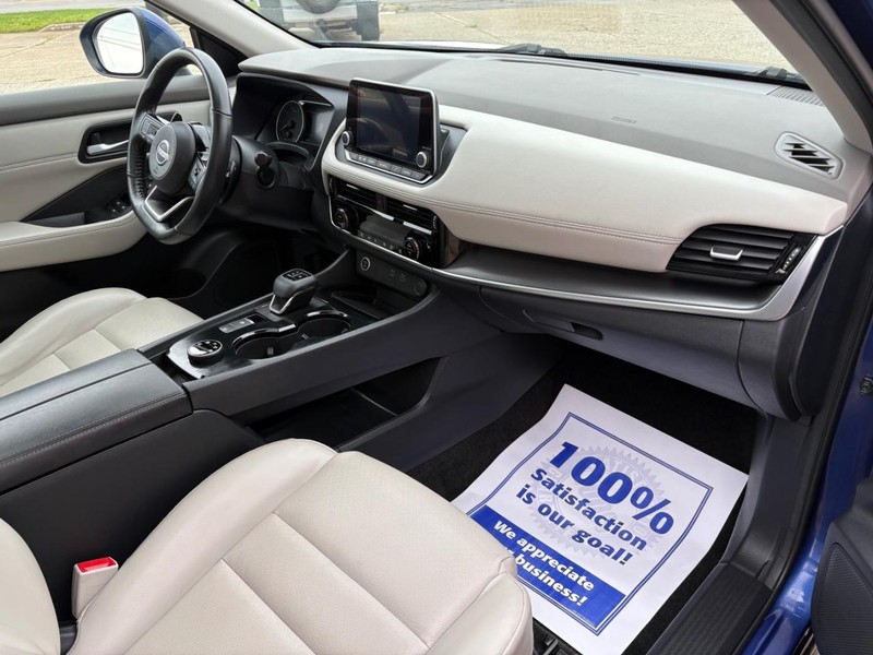 Nissan Rogue Vehicle Full-screen Gallery Image 09