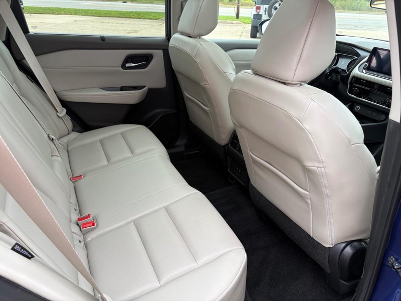 Nissan Rogue Vehicle Full-screen Gallery Image 10