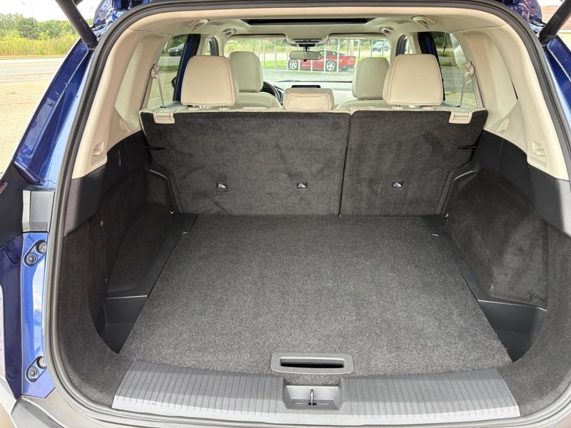 Nissan Rogue Vehicle Full-screen Gallery Image 11