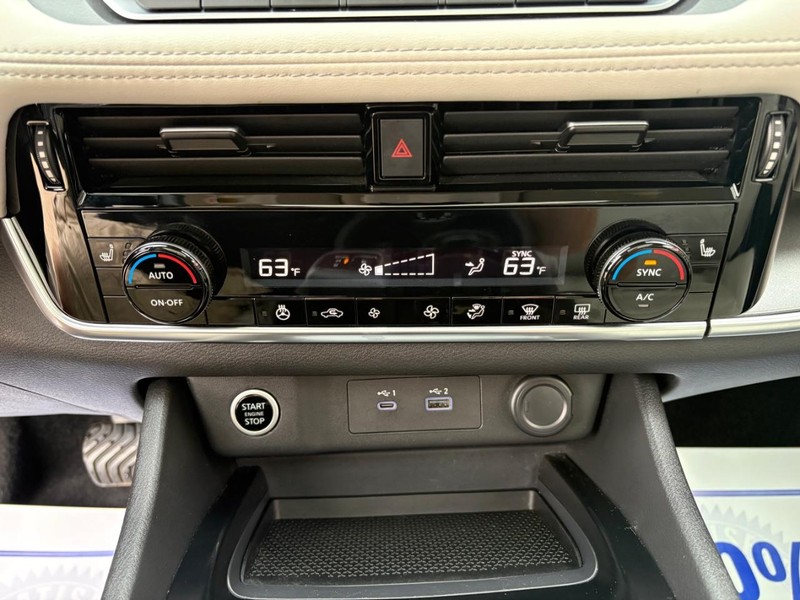 Nissan Rogue Vehicle Full-screen Gallery Image 14