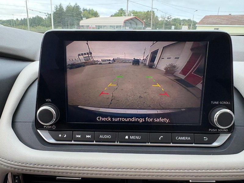 Nissan Rogue Vehicle Full-screen Gallery Image 15
