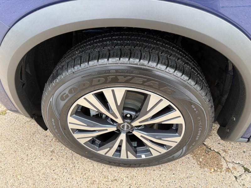 Nissan Rogue Vehicle Full-screen Gallery Image 17