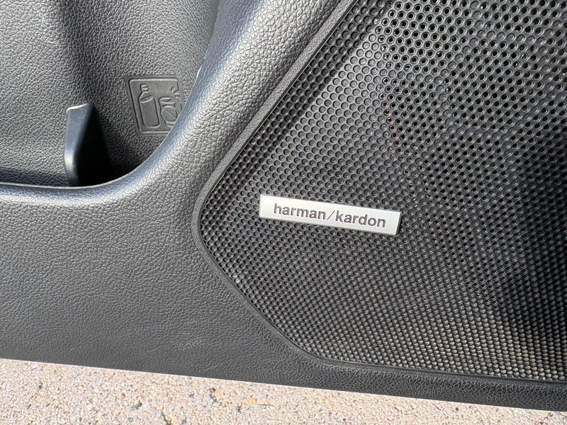 Subaru Outback Vehicle Full-screen Gallery Image 17