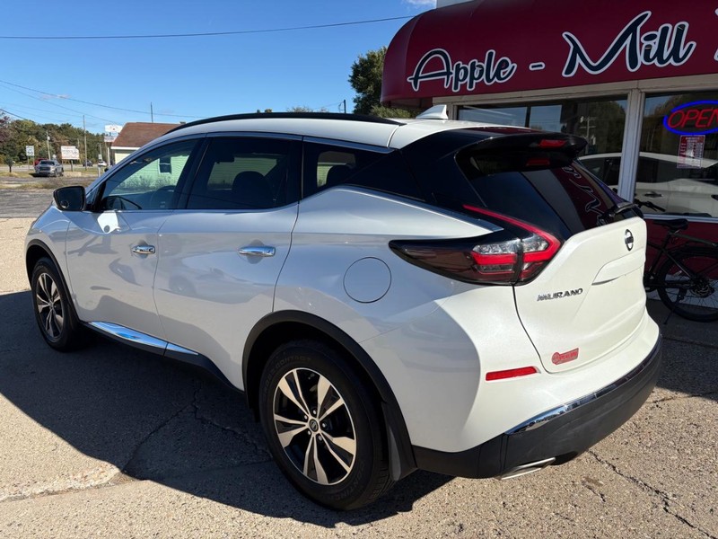 Nissan Murano Vehicle Full-screen Gallery Image 02