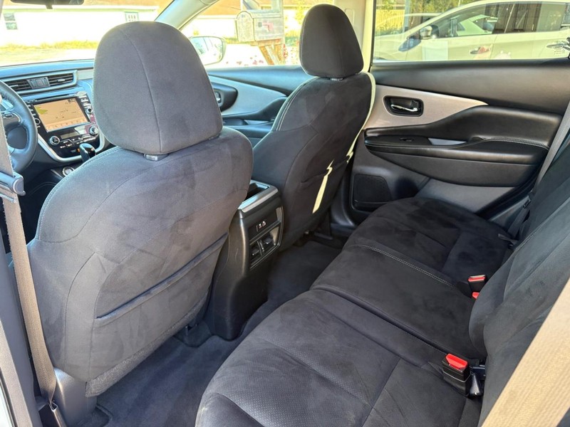 Nissan Murano Vehicle Full-screen Gallery Image 08