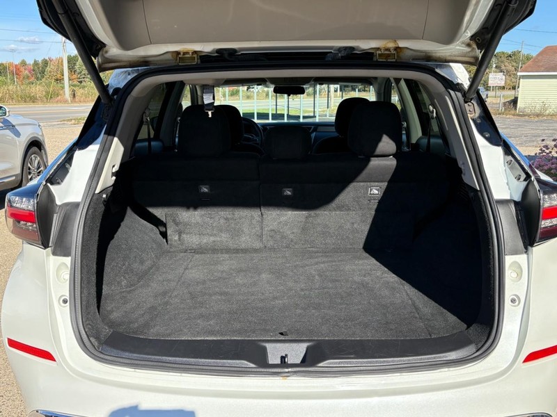 Nissan Murano Vehicle Full-screen Gallery Image 11