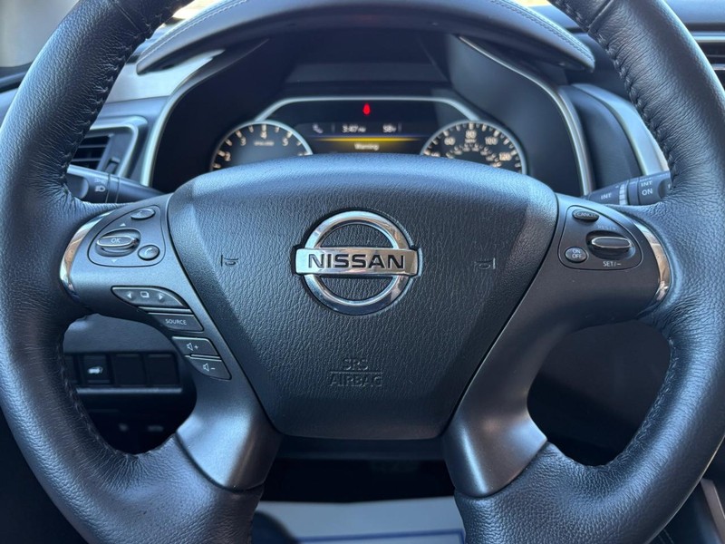 Nissan Murano Vehicle Full-screen Gallery Image 12