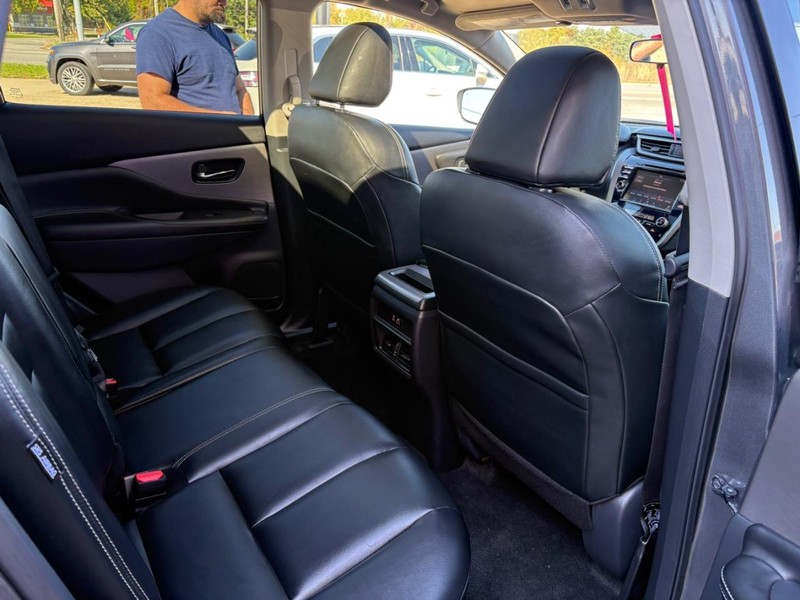 Nissan Murano Vehicle Full-screen Gallery Image 10