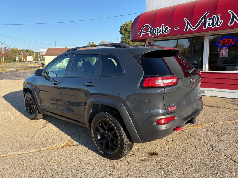 Jeep Cherokee Vehicle Full-screen Gallery Image 02